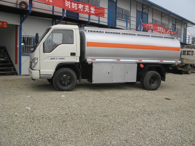 福田領航5噸油罐車