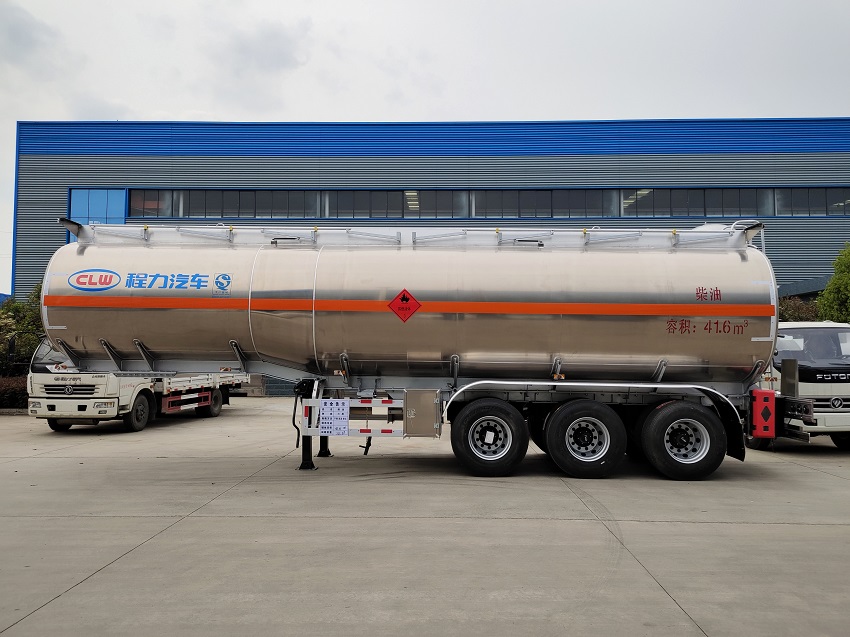 35噸鋁合金半掛油罐車(chē)圖片