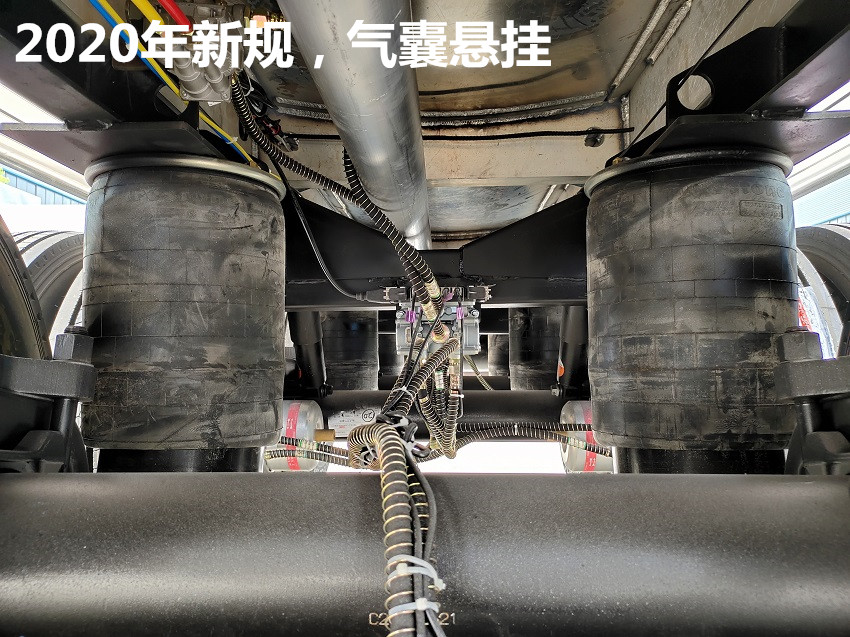 35噸鋁合金半掛油罐車(chē)氣囊懸掛展示圖片