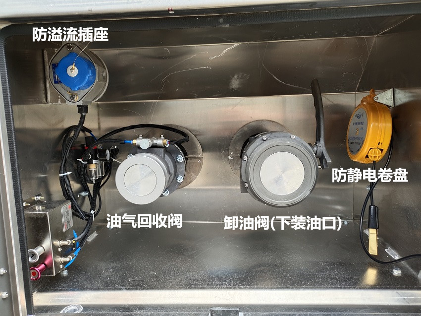 35噸鋁合金半掛油罐車(chē)下裝油系統(tǒng)展示圖片