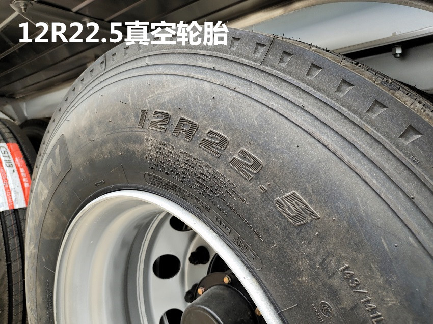 35噸鋁合金半掛油罐車(chē)12R22.5輪胎圖片