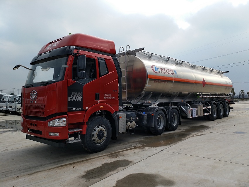 46立方鋁合金半掛油罐車(chē)側(cè)面展示