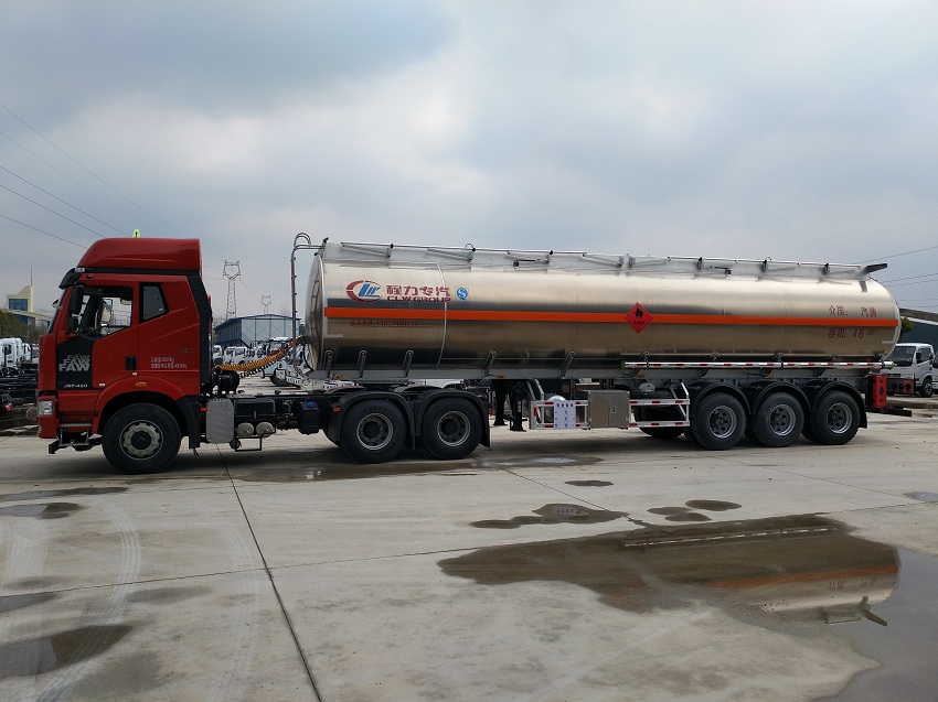 46立方鋁合金半掛油罐車(chē)側(cè)面展示圖