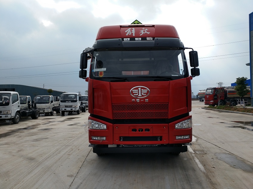 46立方鋁合金半掛油罐車(chē)前臉圖片