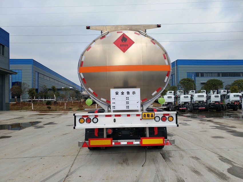 46立方鋁合金半掛油罐車(chē)尾部圖片