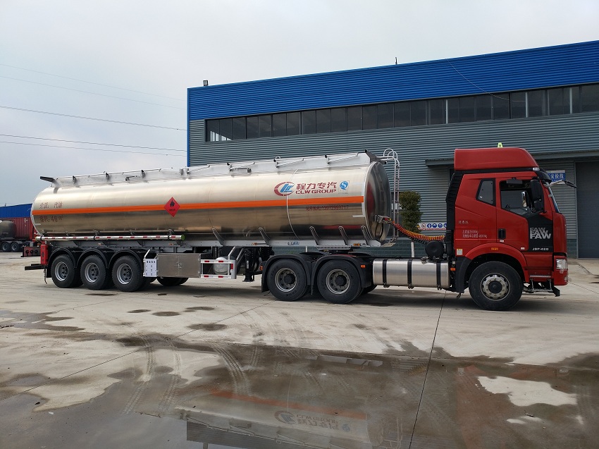 46立方鋁合金半掛油罐車(chē)側(cè)面展示圖