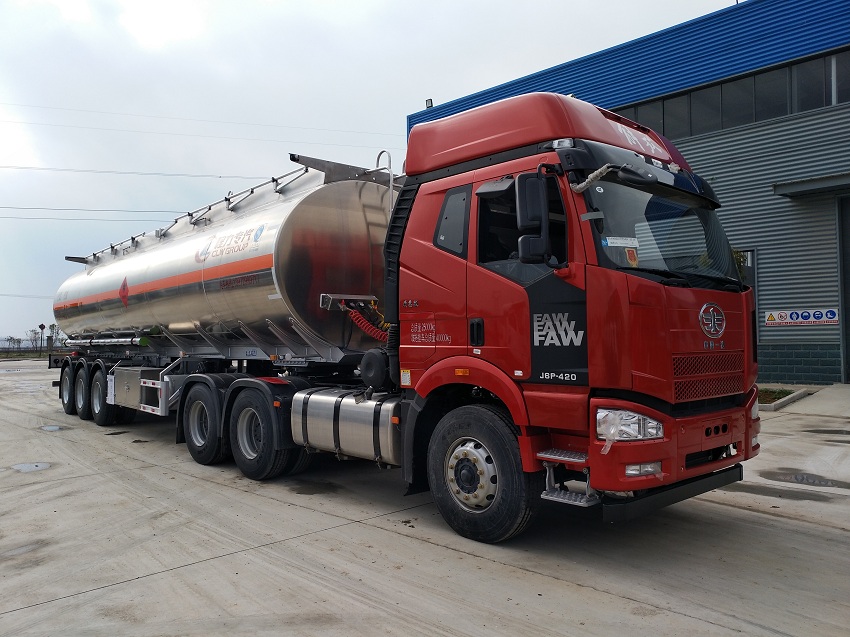 46立方鋁合金半掛油罐車(chē)前臉側(cè)部